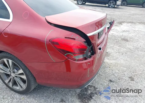 2016 Mercedes-Benz C 300 Luxury z USA, uszkodzony, nr VIN WDDWF4JBXGR141069